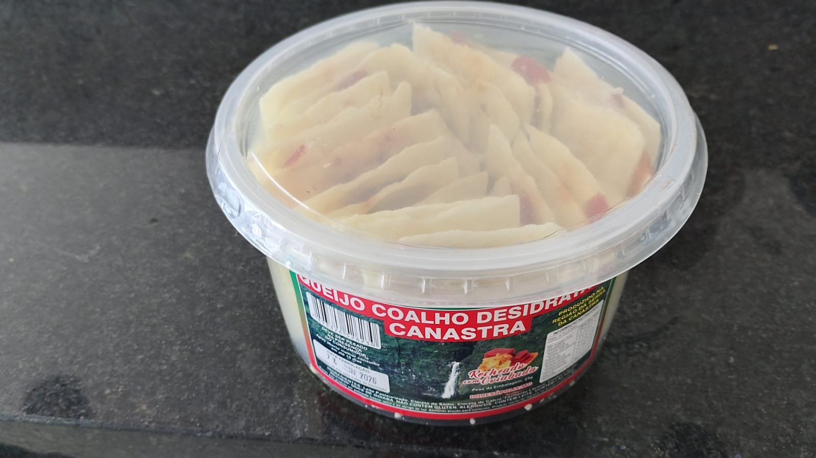 Queijo coalho desidratado recheado com goiabada