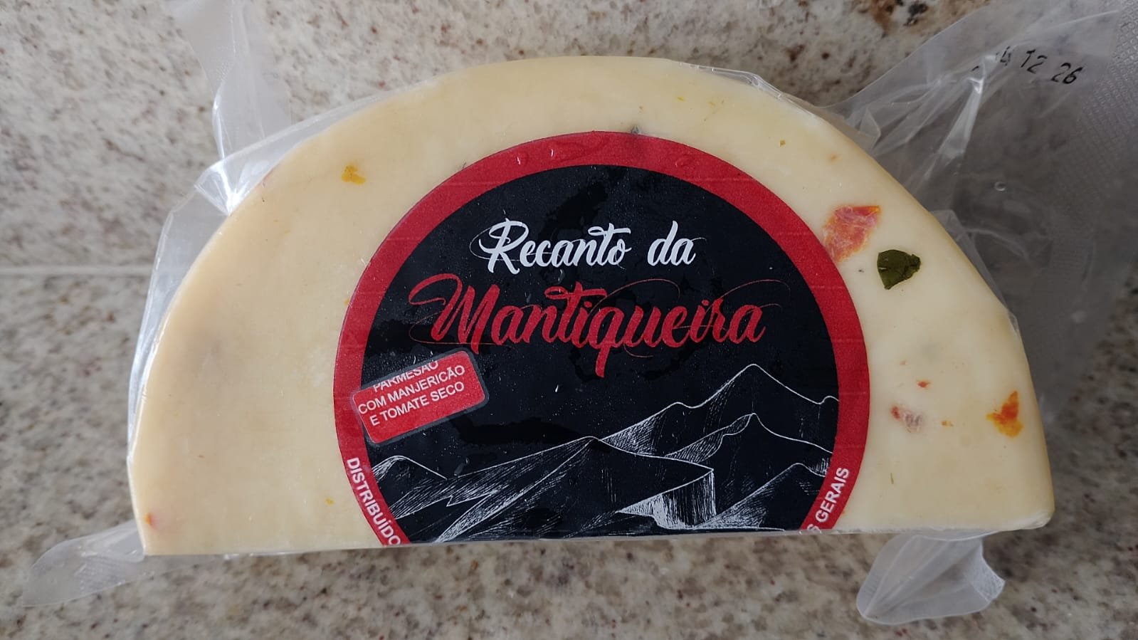 Queijo parmesão com tomate seco e manjericão